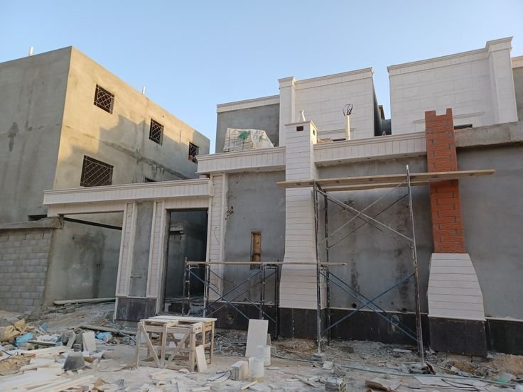 إصلاح الشروخ والتصدعات في الجدران والأسقف ضمن أعمال الترميم الشاملة شمال الرياض